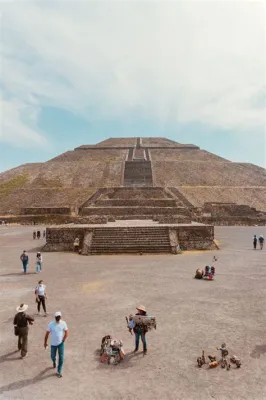 Den Heliga Fyrkantsritualet: Offrandets Mysterier i Teotihuacan under den Klassiska Perioden